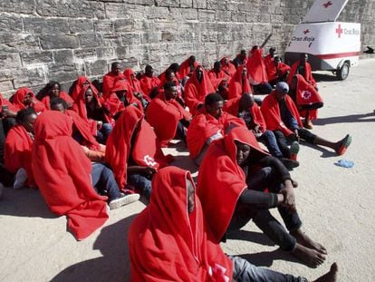 Rescatados en el Estrecho por Salvamento Mar&iacute;timo descansan tras desembarcar en Tarifa (C&aacute;diz) en septiembre de 2017.