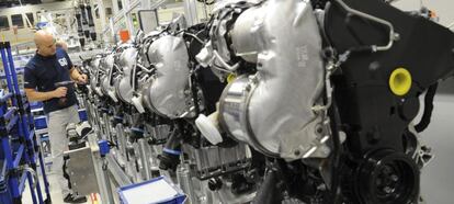 Un empleado de Volkswagen trabaja en una cadena de montaje de motores diésel MDB en la planta que la fabricante de coches tiene en Salzgitter (Alemania).