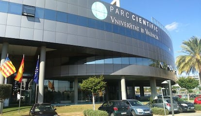 Entrada al edificio principal del Parc Científic de la Universitat de València.