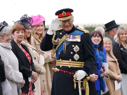 Carlos III, este jueves, durante una ceremonia  en el palacio de Buckingham