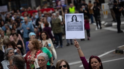 Una de las manifestantes que piden la dimisión de Isabel Díaz Ayuso en Madrid, el 6 de abril de 2024.