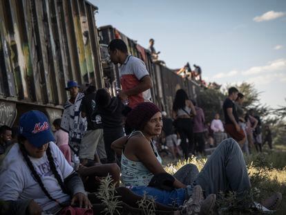 Migrantes varados en el Estado de Zacatecas, durante su viaje en tren a la frontera con Estados Unidos, en septiembre de 2023.