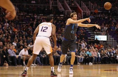 Nowitzki, ante TJ Warren en el Phoenix-Dallas.
