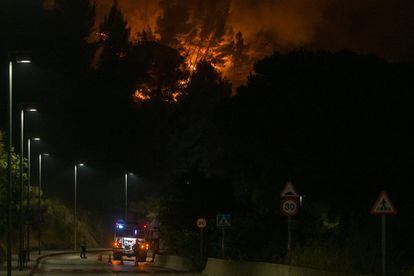 El incendio de Castellví de Rosanes y Martorell (Barcelona) sigue activo este miércoles.