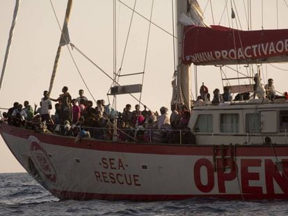 Una de las embarcaciones de Open Arms que ayuda a los refugiados en el Mediterráneo.