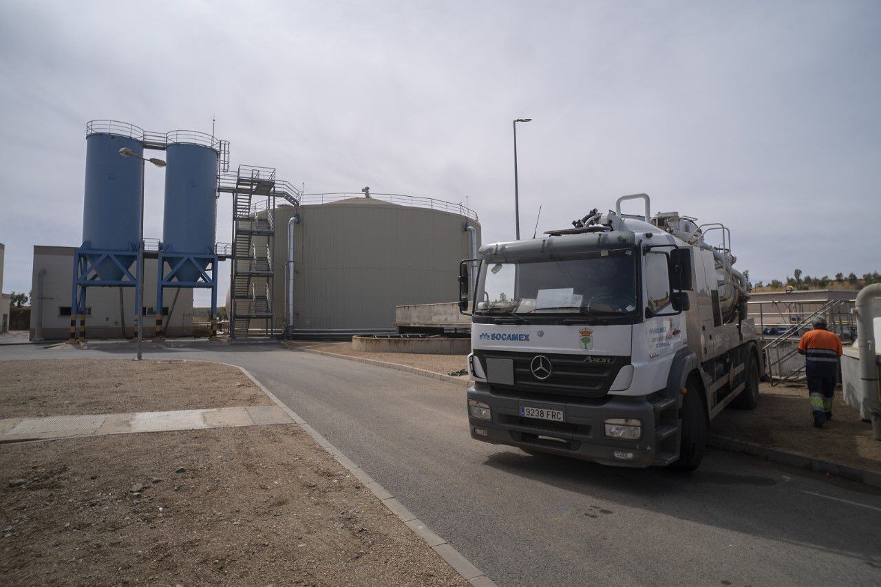 Módulo para la recuperación de biogás (derecha) y silos para la reutilización de fangos ya tratados (a la izquierda) en la EDAR de Almendralejo.