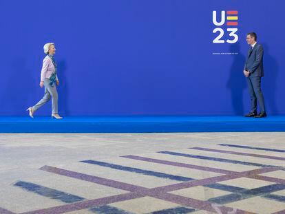 Pedro Sánchez recibe a la presidente de la Comisión Europea, Ursula Von Der Leyen, en el inicio de la reunión del Consejo Europeo Informal (EUCO), celebrada el pasado viernes en Granada.