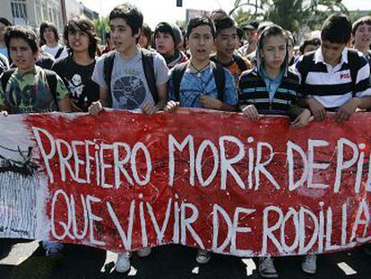 Cientos de estudiantes se manifestaron el pasado jueves 24 de noviembre de 2011 por las calles de Santiago de Chile. 