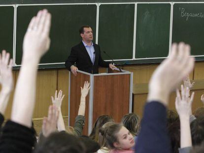 El presidente ruso, Dmitri Medv&eacute;dev, responde a las preguntas de los estudiantes en la Universidad Estatal de Mosc&uacute;. 