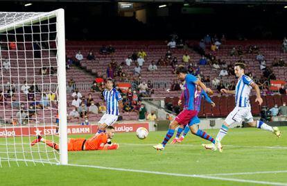 Sergi Roberto marca a la Real ante las gradas semivacías del Camp Nou, en el primer partido de Liga de la temporada.