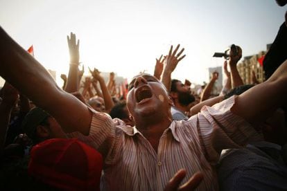 Un manifestante egipcio en la plaza de Tahrir durante una protesta ayer, en El Cairo.