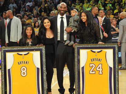 Kobe y Vanessa Bryant, junto a tres de sus cuatro hijas, Gianna, Natalia y Bianka, en Los Ángeles en 2017.