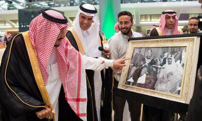Salmán bin Abdulaziz, rey de Arabia Saudí, señala una foto en la que está acompañado por Abdalá bin Abdulaziz, su hermano fallecido en 2015, rey hasta su muerte y quien acordó la construcción del AVE de Medina a La Meca en 2009.