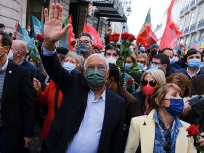 El socialista António Costa, durante la 'arruada' (paseo) por el Chiado de Lisboa el último día de campaña electoral.