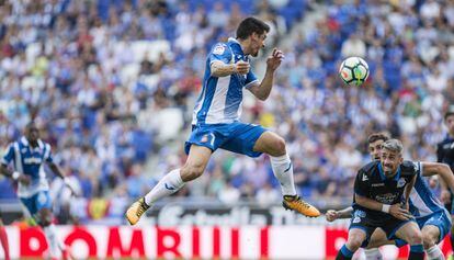 Gerard Moreno cabecea contra el Deportivo.