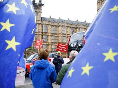Manifestantes contrarios a la salida de Reino Unido de la UE, este miércoles frente al Parlamento británico.