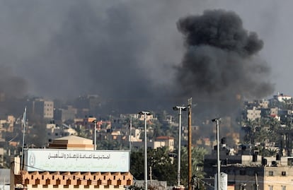 El humo se eleva sobre los edificios de Jan Yunis, al sur de la franja de Gaza, este sábado tras un nuevo bombardeo israelí.