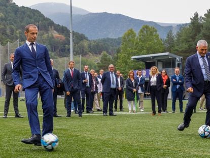 El presidente de la UEFA, Aleksander Ceferin, acompañado por el presidente de la Federación Andorrana de Fútbol, Fèlix Álvarez, en la inauguración oficial del centro de entrenamiento de la Federación Andorrana.