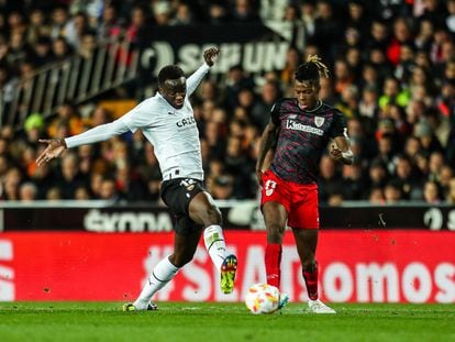 Diakhaby ante Nico Williams, en el partido entre el Valencia y el Athletic.