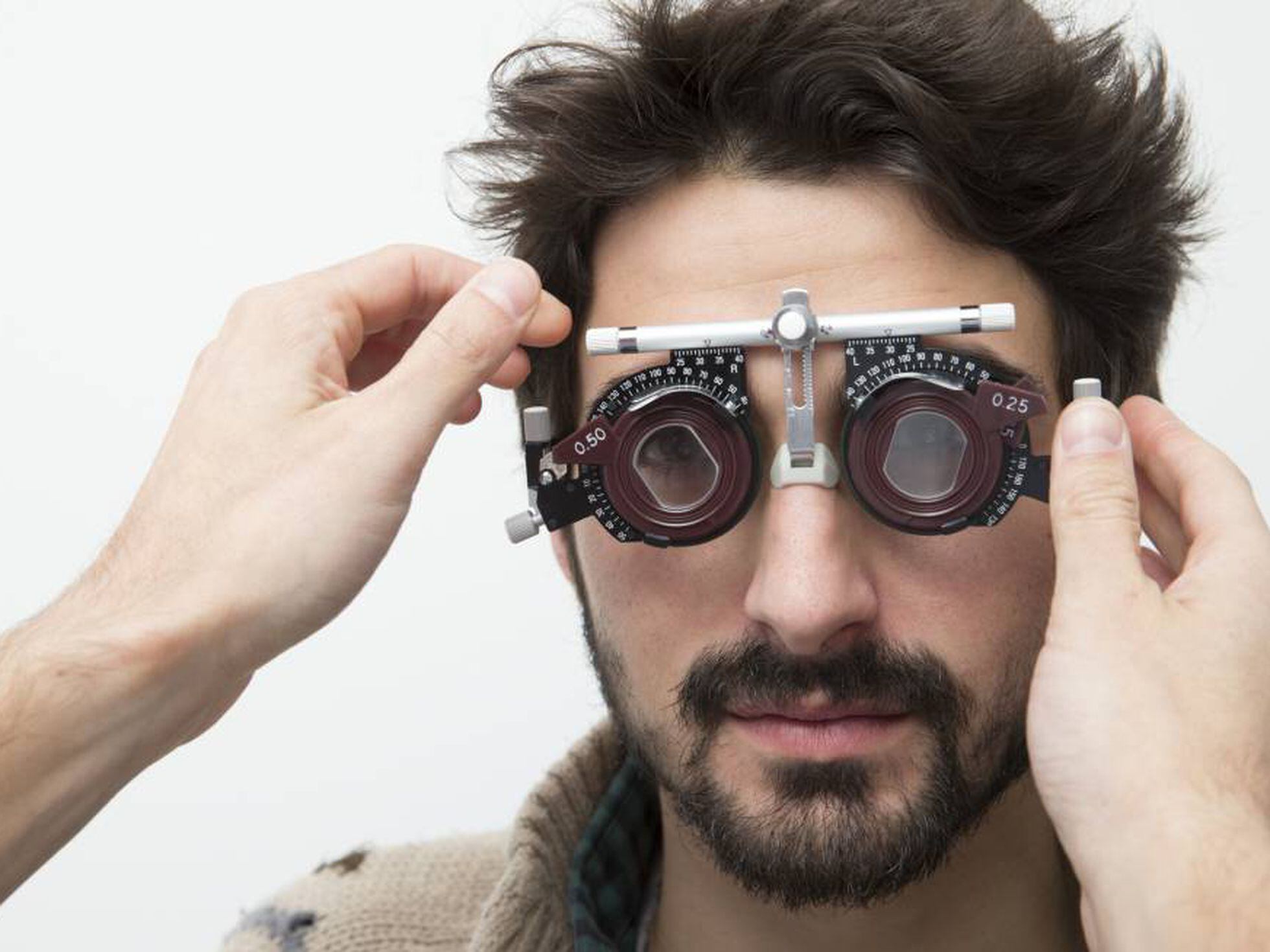 Диоптрия в очках что это. Очки большие диоптрии. Очки для торможения близорукости. Эксцентричное зрение. Люди страдающие миопией фото.