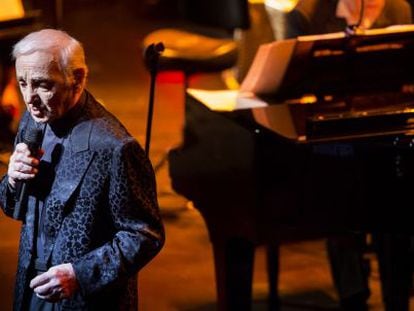 Charles Aznavour, anoche durante su concierto en el Liceo de Barcelona.