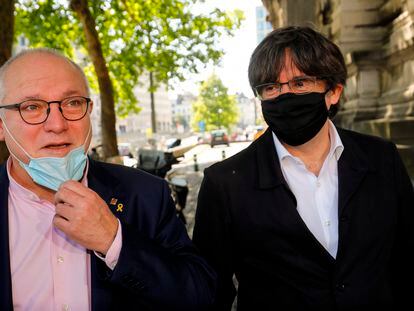 Lluís Puig (a la izquierda) y Carles Puigdemont, en junio de 2020 en Bruselas.