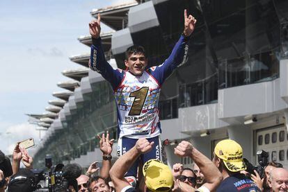 Jorge Martín celebra el título de Moto3 conseguido en Malasia.