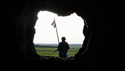 Un soldado sirio, al noroeste de Manbij.