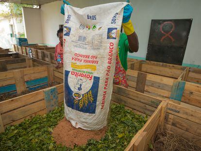 Proceso de producción del abono orgánico en el centro de compostaje de Maputo.