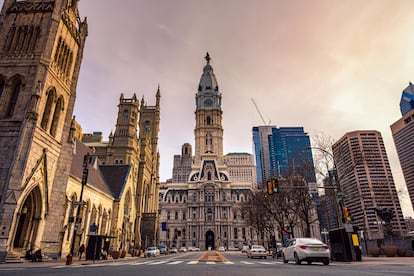 Filadelfia es la primera ciudad Patrimonio Mundial de EE UU, también conocida como “Cuna de la libertad”, “Cuna del país” y “Ciudad del amor fraternal”. Muchos nombres inspiradores para una de las ciudades más dinámicas del país, con una importante actividad cultural. Entre grandes inauguraciones y aniversarios relevantes, los museos justifican por sí solos un viaje en el 2024; y también los restaurantes, perfectos para reponer fuerzas en la maratón de museos que propone la ciudad.
El bulevar Benjamin Franklin Pkwy, amplio y flanqueado por instituciones emblemáticas, es el punto de partida lógico para la inmersión cultural. En uno de sus extremos se alza el Instituto Franklin, “el país de las maravillas de la ciencia”, que cumple 200 años en el 2024 y lo celebra con nuevas galerías, incluida la muestra de fisiología que rodea el gran corazón, literalmente, del instituto. Todo va a cambiar para volverse más interactivo y tecnológico.
Muy cerca está la Barnes Foundation, una cueva del tesoro que incluye, entre otras joyas, las mayores colecciones de Renoir y de Cezanne del mundo. El aliciente del 2024 será una exposición especial sobre el fotógrafo y director de arte Alexey Brodovitch.
La Barnes pondrá también en marcha el proyecto más novedoso del bulevar Franklin en los últimos tiempos: los Jardines Calder, cuya finalización está prevista para finales del 2024. Esta oda a uno de los hijos predilectos de la ciudad, un proyecto de la Calder Foundation que mezclará los épicos móviles, stabiles, esculturas y pinturas de Calder, con la arquitectura de Herzog y de Meuron, ganadores del premio Pritzker, y el paisajismo de Piet Oudolf (famoso por el High Line de Nueva York).