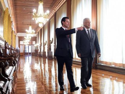 El expresidente Enrique Peña Nieto y Andrés Manue López Obrador, en Palacio Nacional, en 2018.