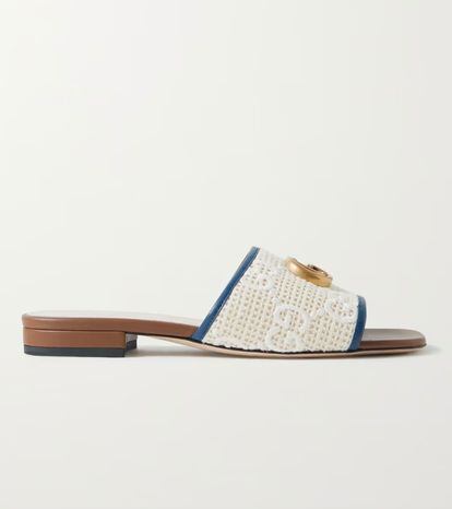 El clásico logo con la ‘doble G’ de Gucci corona estas sandalias de la etiqueta italiana, que combinan el ganchillo y la piel en un modelo tipo pala. En Net-a-Porter, 550 €