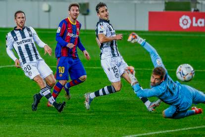 Messi marca el gol del Barcelona.