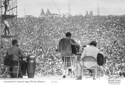 En la fotografía, se muestra a Richie Havens durante su presentación en Woodstock, en agosto de 1969. La música se convirtió en la excusa para un experimento de vida en libertad. Aparentemente, la motivación económica del megaconcierto había saltado por los aires, al permitirse la entrada libre. Una ciudad de casi medio millón de habitantes había surgido de la nada y se había estructurado sin gran planificación.