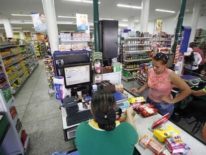 Una mujer hace sus compras en una tienda en Cúcuta.
