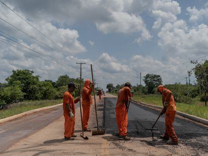 Trabajadores asfaltan la ruta BR 319 en la Amazonía brasileña.