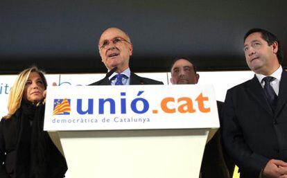 El líder de Unió Democrática de Cataluña (UDC), Josep Antoni Duran Lleida (c), acompañado de la vicepresidenta Joana Ortega y los consellers, de Agricultura, Josep María Pelegrí (d), y el del Interior, Ramon Espadaler.