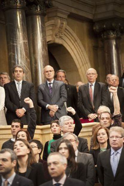 Diputados de la CUP cantan Els Segadors con el puño en alto. Detrás, Francesc Homs, portavoz del Gobierno catalan, Josep Antoni Duran Lleida y el expresidente del Parlament Joan Rigol.