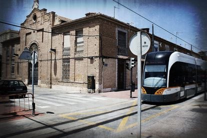El tranvía a la Malvarrosa atraviesa por una calle del barrio valenciano.