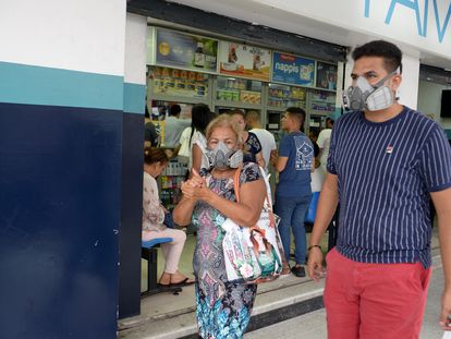 Ciudadanos acuden a comprar tapabocas este sábado en Guayaquil (Ecuador).