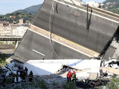 La primera hipótesis que se baraja es que la estructura del puente cedió ante el peso de los vehículos