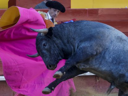 El diestro Paco Ureña se enfrenta a su segundo astado durante la corrida de toros de la Feria de Fallas el 19 de marzo de 2023.