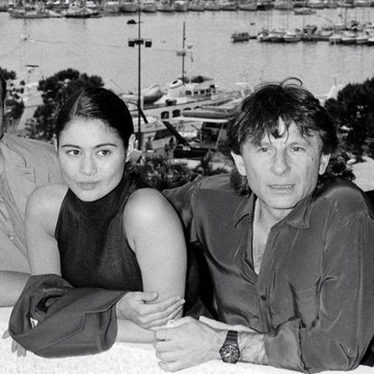 El director de cine Roman Polanski y la actriz británica Charlotte Lewis posan en Cannes (Francia) en 1986
