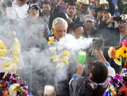 López Obrador con el pueblo Otomí en el centro de México.