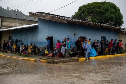 Migrantes hacen fila en Instituto de Migración de Trojes en Honduras, el 5 de julio de 2022.