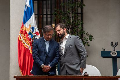 Gabriel Boric y Gustavo Petro, conversan durante una reunión en el Palacio de la Moneda, en Santiago (Chile), el 9 de enero de 2023. 