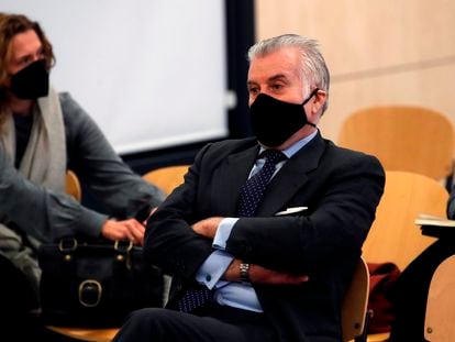 El extesorero Luis Bárcenas, en el banquillo de los acusados durante la primera sesión del juicio por la caja b del PP celebrada el pasado lunes.