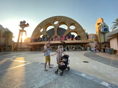 La familia de Mola Viajar en Motiongate, un parque de atracciones en Dubái donde personajes de Hollywood son los protagonistas.