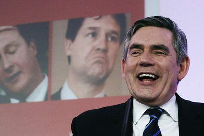 El primer ministro británico, Gordon Brown, durante una conferencia de prensa ayer en Londres, ante las fotos de sus rivales, David Cameron (izquierda) y Nick Clegg.