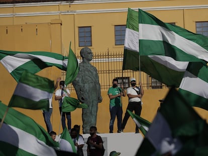 Simpatizantes del expresidente y candidato José María Figueres se reúnen frente a una estatua en honor del padre del candidato, este sábado en San José.